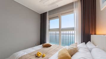 Family Three Room Ocean | 2 Schlafzimmer, Daunenbettdecken, Betten mit Memory-Foam-Matratzen
