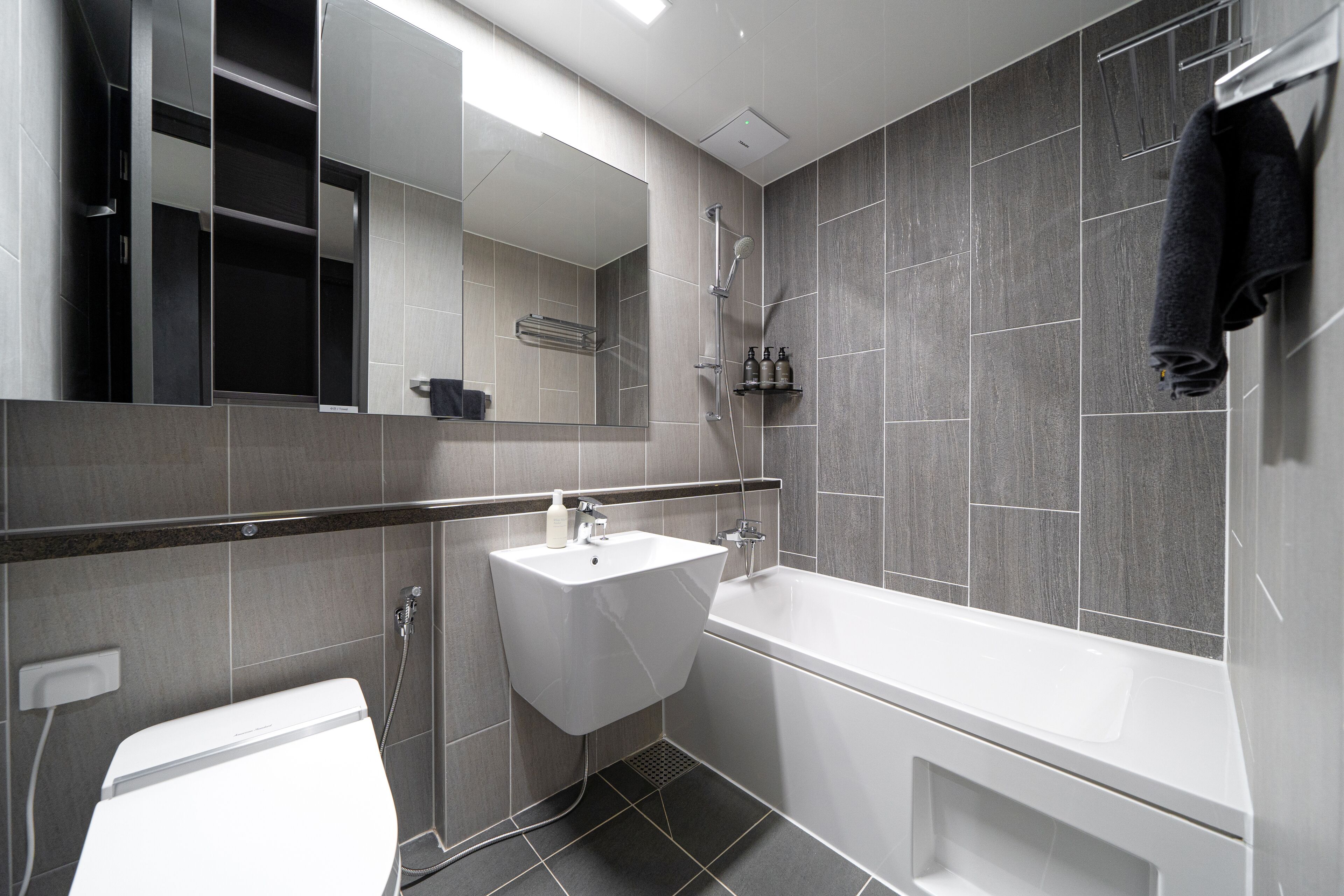 Un bagno moderno con servizi igienici, lavabo e vasca da bagno.