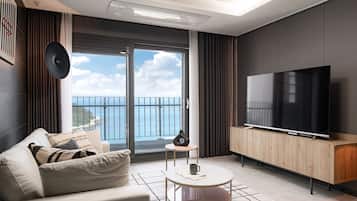 Family Two Rooms Ocean | Wohnbereich | 65-Zoll-Smart-TV mit Kabelempfang, Fernseher, Fußbodenheizung