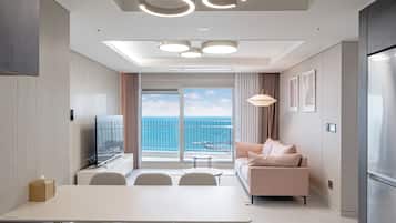 Family Three Room Ocean | Wohnbereich | 65-Zoll-Smart-TV mit Kabelempfang, Fernseher, Fußbodenheizung