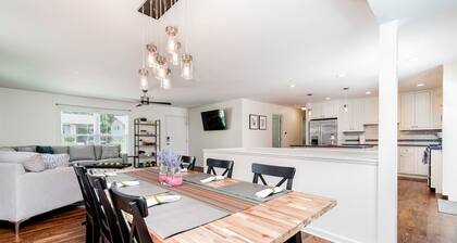 Bright & open | family & pets | fenced yard, deck