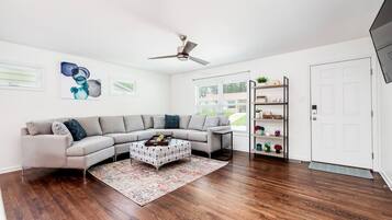 Smart-tv och ett bordtennisbord