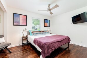 3 bedrooms, iron/ironing board, travel cot, free WiFi - Bright & open | family & pets | fenced yard, deck (Saint Louis)