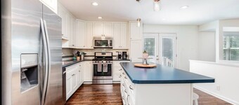 Bright & open | family & pets | fenced yard, deck