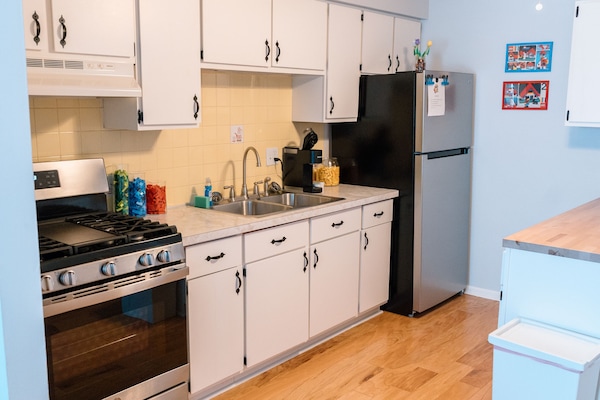 Een koelkast, een magnetron, een oven, een kookplaat