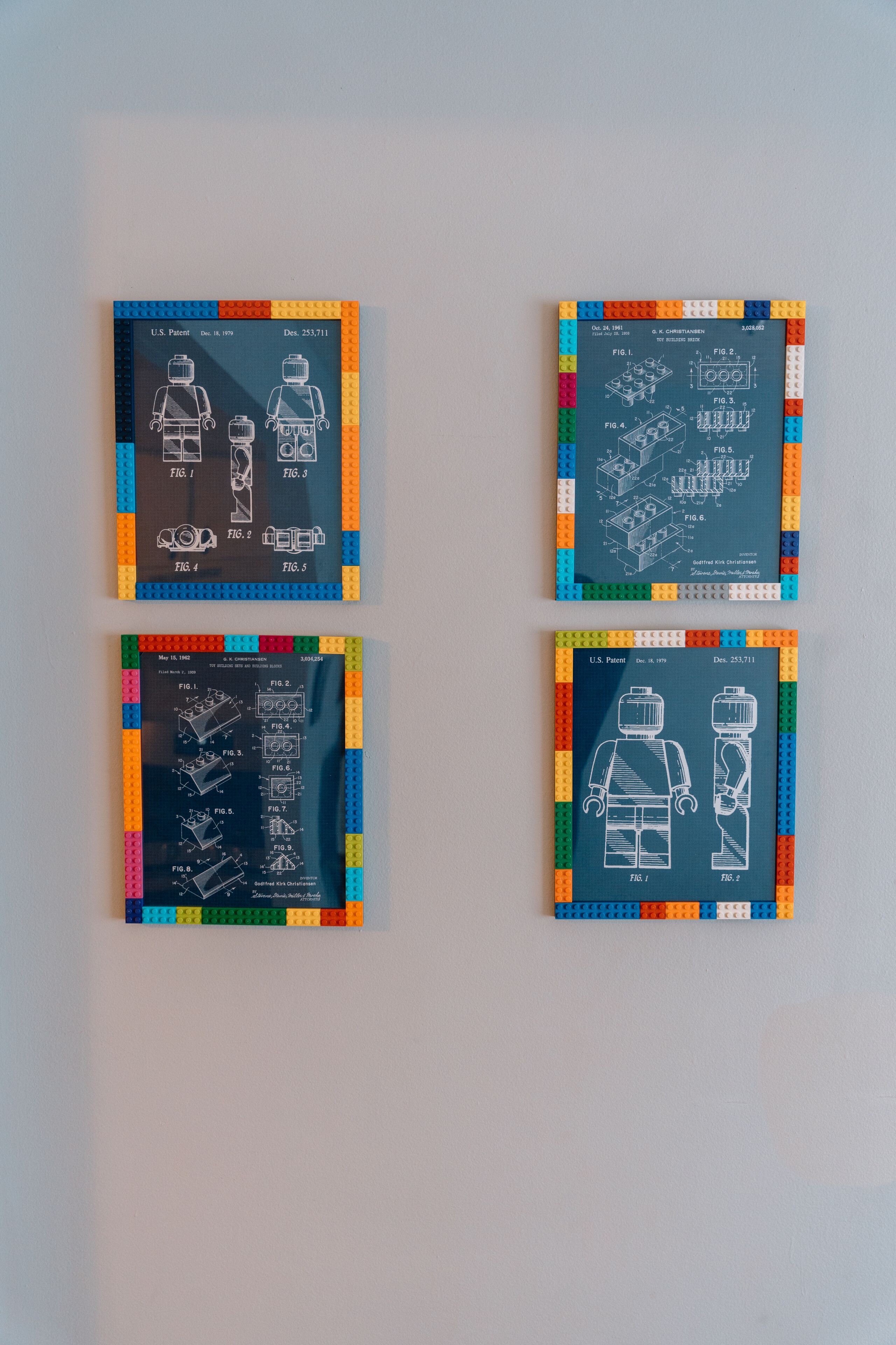 Cuatro manuales de instrucciones de LEGO en una pared.