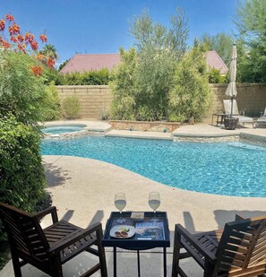 Piscina all'aperto, una piscina riscaldata