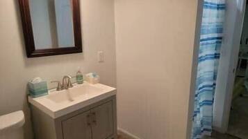 Duschwanne, Haartrockner, Handtücher, Seife