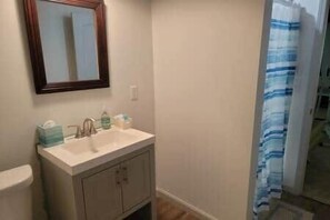 Duschwanne, Haartrockner, Handtücher, Seife