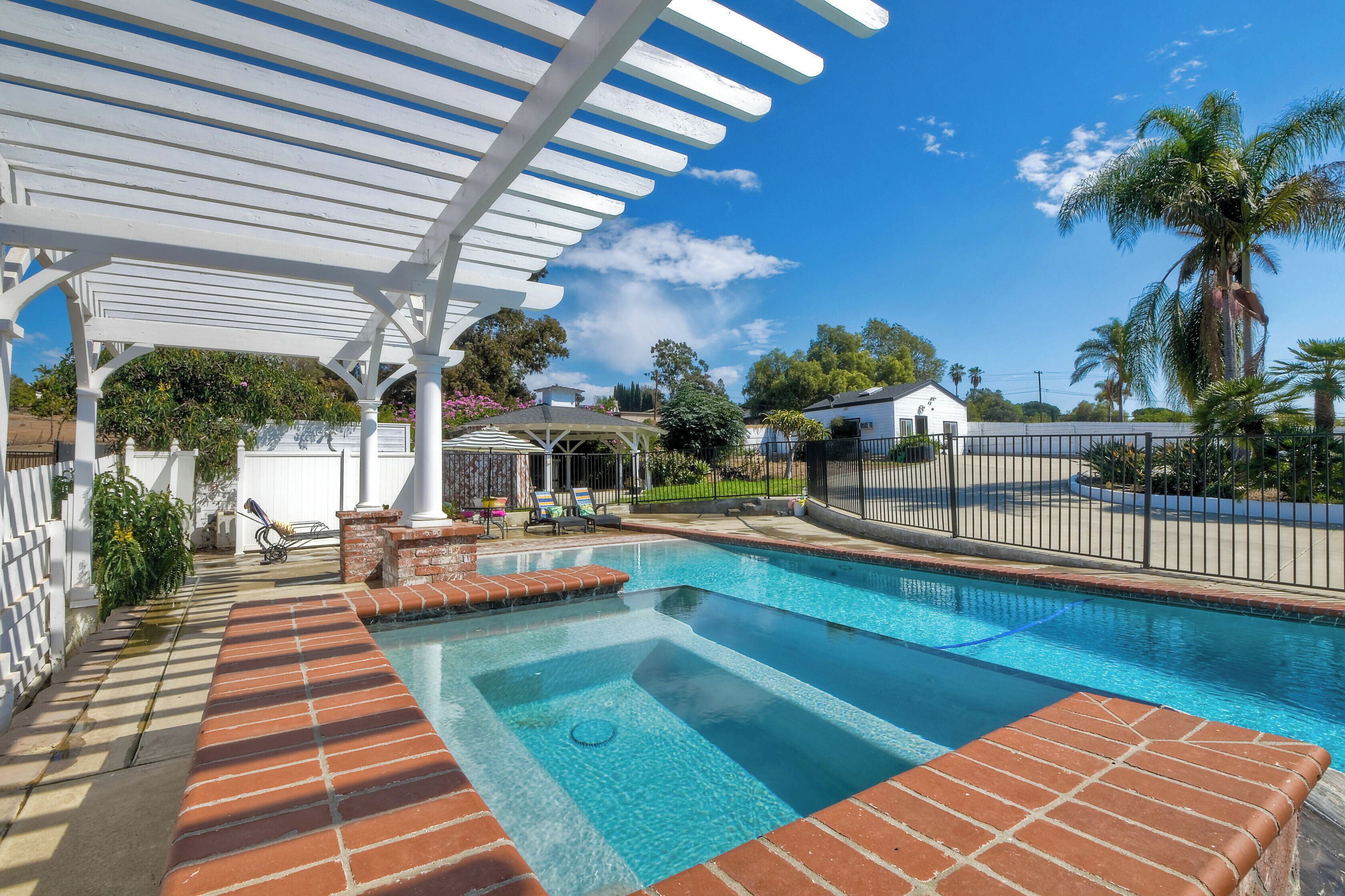 Expansive private house, ample parking-salt water pool, 8mile to beach, sleep 20