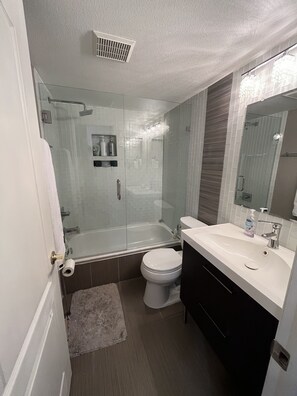 Bañera con ducha, secador de pelo, toallas, jabón