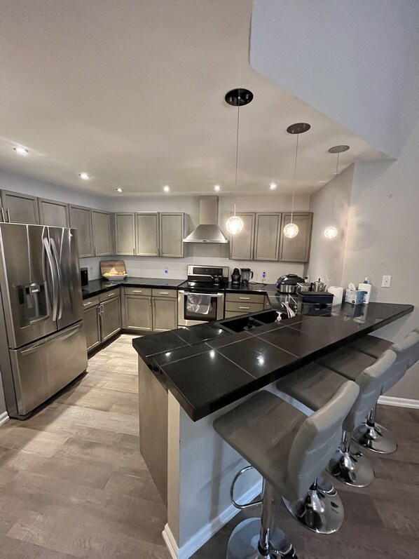 Refrigerador, microondas, horno y parrilla de estufa 