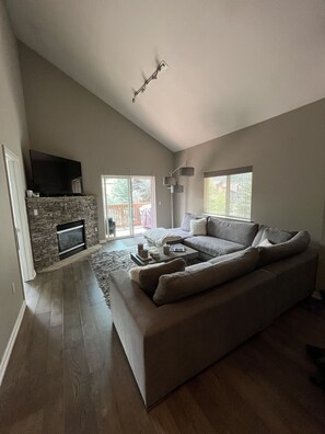 Smart TV, chimenea y impresora 