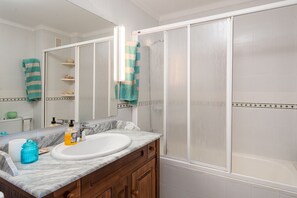 Duschwanne, Bidet, Handtücher