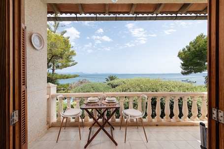 Outdoor dining. LA CASA DEL FAR - Wonderful semi-detached house facing the sea in Alcanada. Free WiFi.