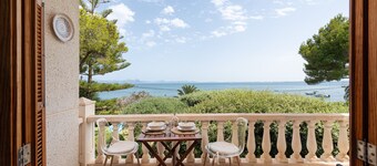 LA CASA DEL FAR - Wonderful semi-detached house facing the sea in Alcanada. Free WiFi.