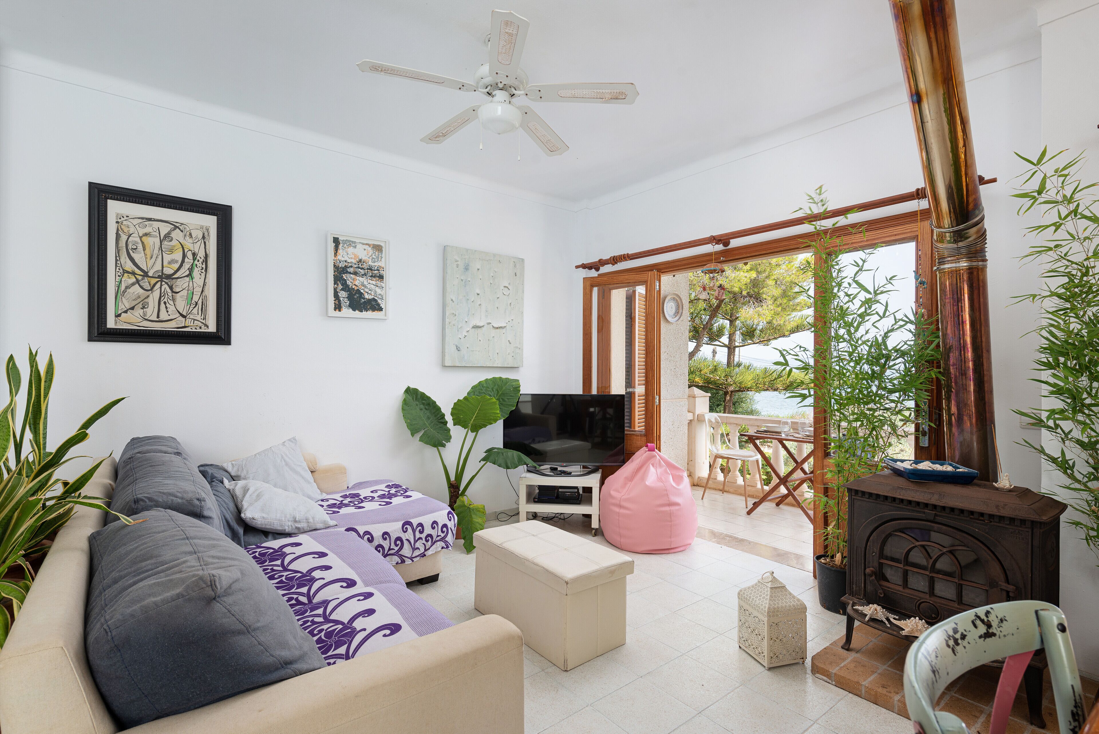 Televisie en een open haard