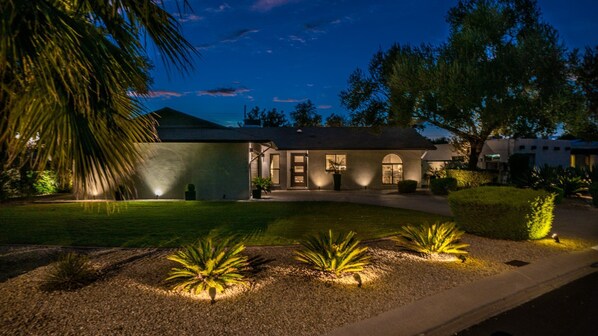 Exterior - Paradise at Kierland - SPA - Luxury Patio - Garden - Private (Scottsdale)