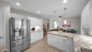 Fridge, microwave, oven, stovetop - Paradise at Kierland - SPA - Luxury Patio - Garden - Private (Scottsdale)