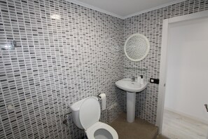 Bathroom - APART CALMA Ideal house for your holidays near the sea, free wifi, air conditionin (optional), pets allowed, dog’s beach (Delta de l'ebre)