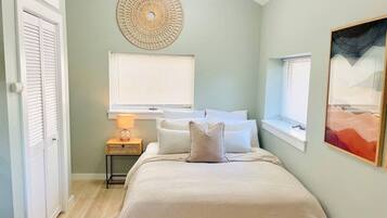 1 habitación, escritorio, tabla de planchar con plancha y cuna de viaje