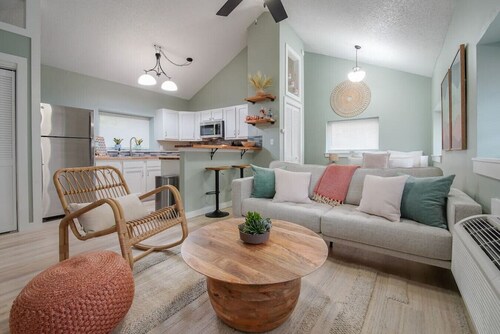 Quiet, private, and fully remodeled. Minutes from KU and Mass