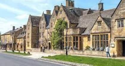 Stunning 5-Bed Cabin in Ashton Under Hill