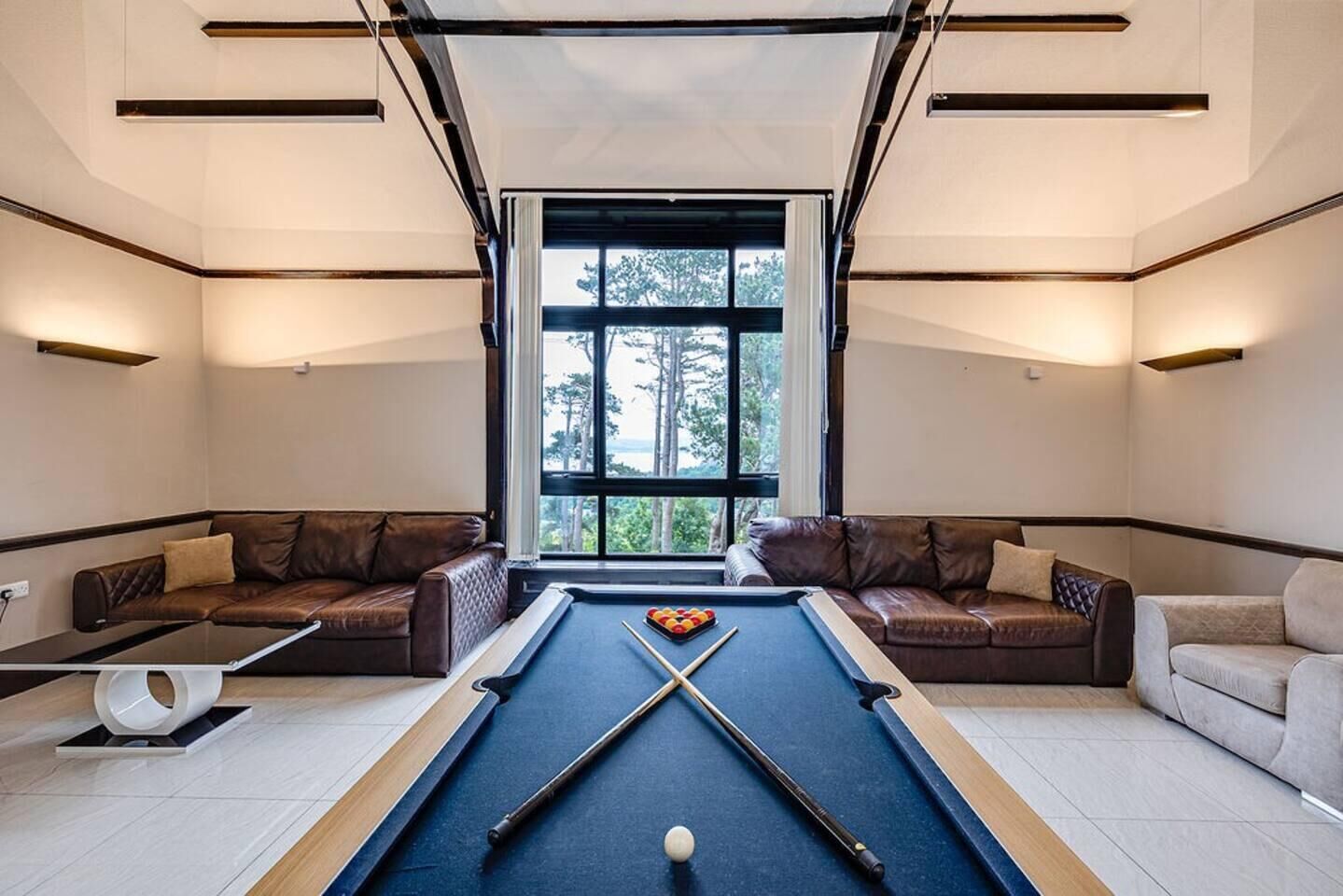 Télévision, baby-foot, chaîne hi-fi