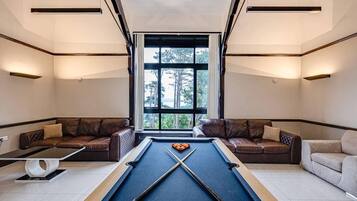 Télévision, baby-foot, chaßne hi-fi