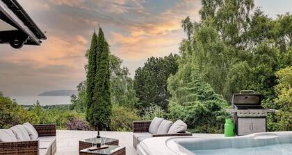 Delightful holiday home with sea views and Hot Tub