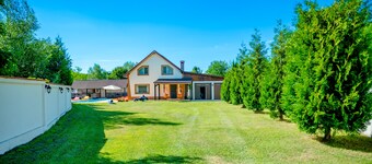 House - Sleeps up to 11, hot tub & free parking