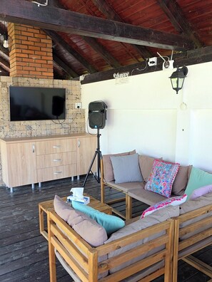 Televisión, chimenea y estéreo 