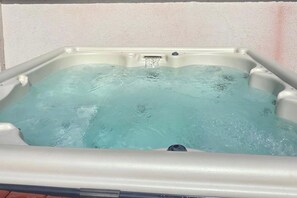 A hot tub with a clear water surface and a built-in water pump. - Avrigelli, kids&family friendly (Avrig)