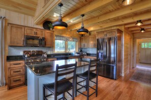 冷蔵庫、電子レンジ、オーブン、コンロ