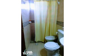 Douche, bidet, serviettes fournies, savon