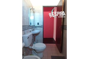 Douche, bidet, serviettes fournies, savon