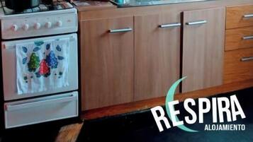 Microondas, horno, tetera/pava eléctrica, utensilios de cocina