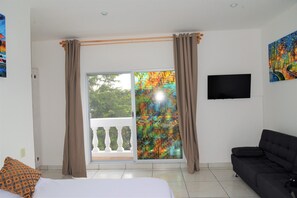 5 Schlafzimmer, Zimmersafe, Schreibtisch, Bügeleisen/Bügelbrett