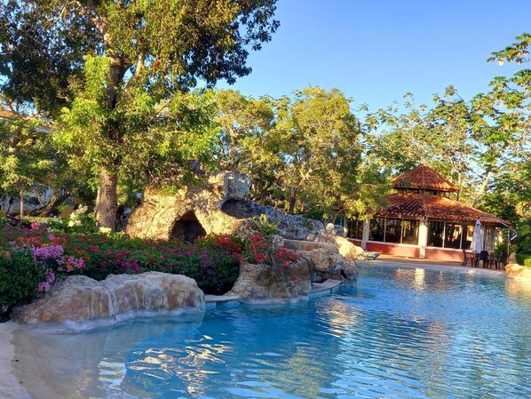 Innendørsbasseng og utendørsbasseng