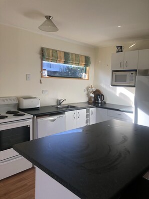 Réfrigérateur, micro-ondes, four, lave-vaisselle