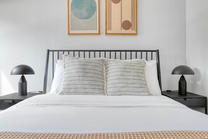 1 bedroom, iron/ironing board, WiFi, bed sheets - Hip Gold Coast Studio w/ Deck, Gym & Lounge, 1 block to L, by Blueground (Chicago)