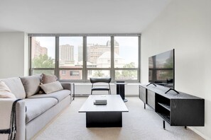 TV, stereo - Trendy Lakeview 1BR w/ Deck, Pool & Gym, nr Lincoln Park, by Blueground (Chicago)