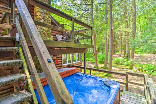 Secluded & Quiet Pocono Mountain Cabin w/ Hot Tub!