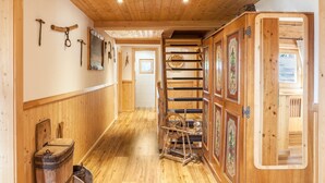 A wooden interior with a staircase, wooden walls, and a ceiling with wooden beams. - Neuhaus Alm Holiday Home with Mountain Views, Open Terrace and Wi-Fi (Gerlosberg)
