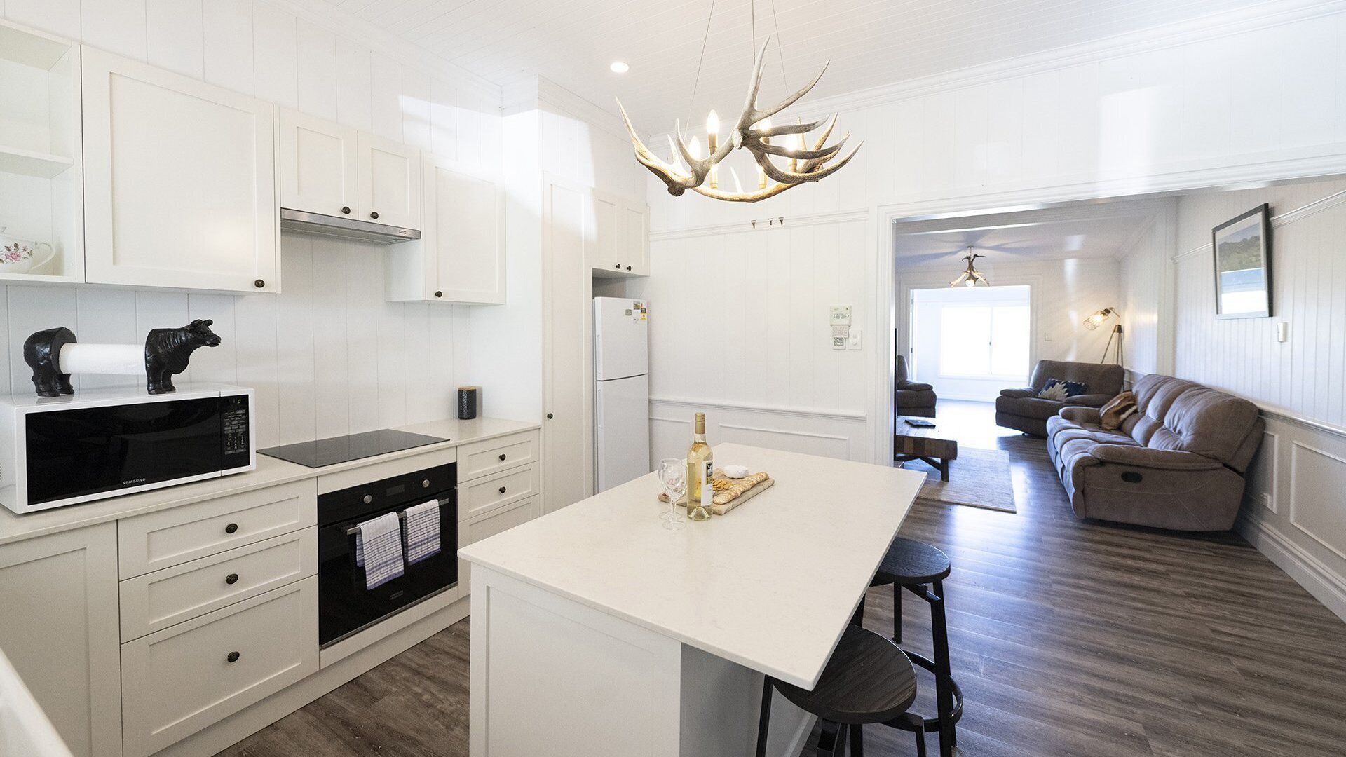 Microondas, horno, parrilla de estufa y lavavajillas 