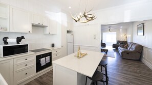 電子レンジ、オーブン、コンロ、食器洗い機