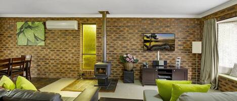 Una televisión, una chimenea