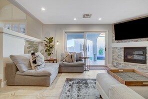 Smart-TV, Kamin, Tischfußball, Tischtennisplatte