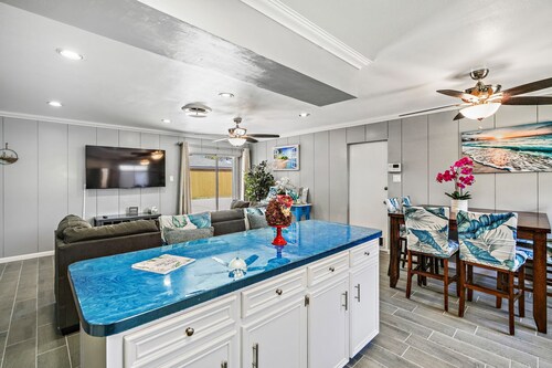 Pet&Family-Friendly | Newly Remodeled 4BR/2BA house | @Downtown& 8 mins to beach