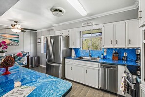 Fridge, microwave, oven, stovetop - Pet&Family-Friendly | Newly Remodeled 4BR/2BA house | @Downtown& 8 mins to beach (Corpus Christi)